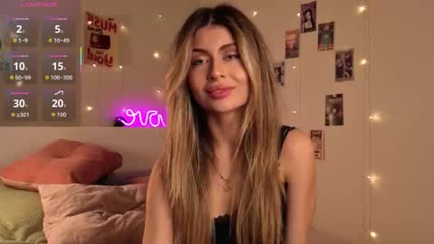 Snapshot of holayoula chatting on 09/21/25, 08:16 Moni Monica online show from 09/21/25, 08:16