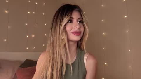 Snapshot of holayoula chatting on 09/30/25, 08:08 Moni Monica online show from 09/30/25, 08:08