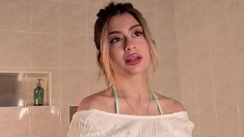 Snapshot of holayoula chatting on 10/04/25, 08:23 Moni Monica online show from 10/04/25, 08:23