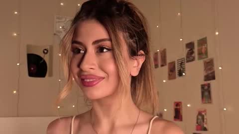 Snapshot of holayoula chatting on 10/10/25, 08:13 Moni Monica online show from 10/10/25, 08:13