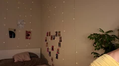 Snapshot of holayoula chatting on 10/17/25, 08:06 Moni Monica online show from 10/17/25, 08:06