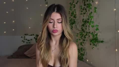 Snapshot of holayoula chatting on 11/01/25, 08:16 Moni Monica online show from 11/01/25, 08:16