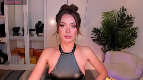 Snapshot of holee_laura chatting on 12/02/24, 10:12 Ms. Laura online show from 12/02/24, 10:12