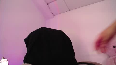 holly_16 online show from 10/15/25, 12:44