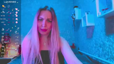 Snapshot of holly_molly8 chatting on 01/02/25, 02:00 holly_molly8 online show from 01/02/25, 02:00