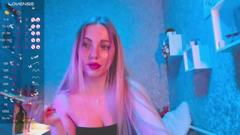 Snapshot of holly_molly8 chatting on 01/03/25, 08:11 holly_molly8 online show from 01/03/25, 08:11