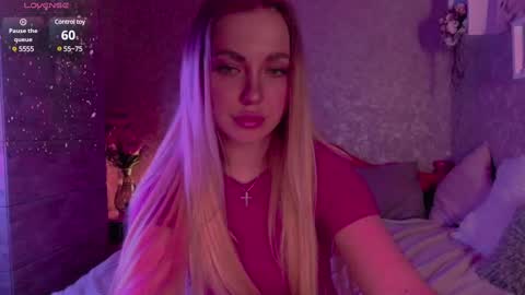 Snapshot of holly_molly8 chatting on 02/25/25, 11:00 holly_molly8 online show from 02/25/25, 11:00