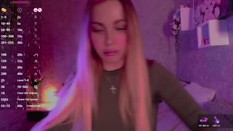 Snapshot of holly_molly8 chatting on 03/03/25, 11:24 holly_molly8 online show from 03/03/25, 11:24