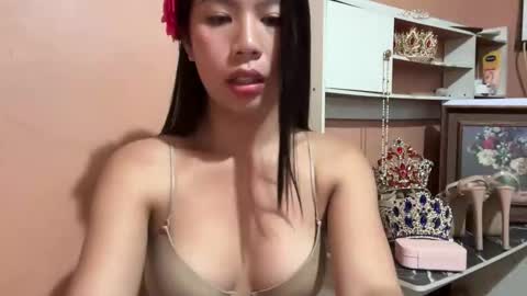 Snapshot of holly_wyn chatting on 10/23/25, 12:10 holly_wyn online show from 10/23/25, 12:10