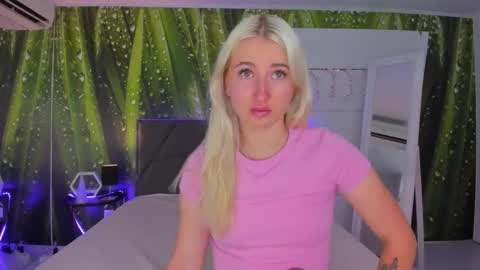 Snapshot of hollytaillor chatting on 09/19/25, 05:20 HollyTaillor online show from 09/19/25, 05:20