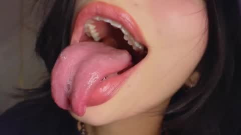 Snapshot of hollyxx_ chatting on 11/15/25, 03:59 holly online show from 11/15/25, 03:59