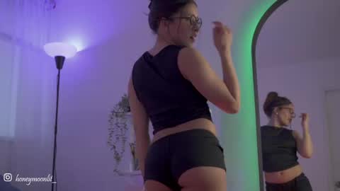 honeeeey_ online show from 09/15/25, 10:32