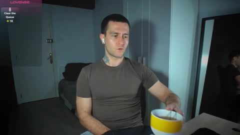 Snapshot of honestandrew chatting on 02/10/25, 04:04 Andrew online show from 02/10/25, 04:04