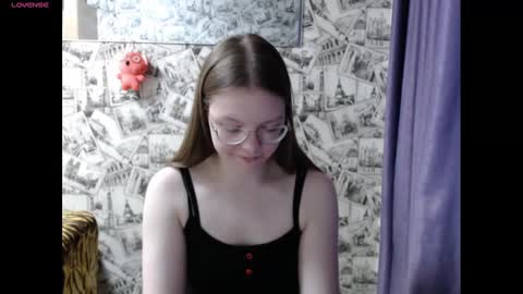 Snapshot of honey_mood chatting on 12/22/24, 11:00 Lina online show from 12/22/24, 11:00