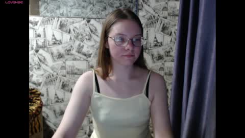 Snapshot of honey_mood chatting on 12/26/24, 12:38 Lina online show from 12/26/24, 12:38