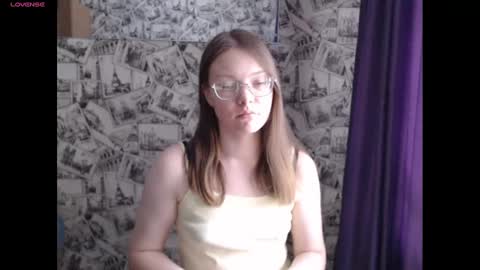 Snapshot of honey_mood chatting on 01/01/25, 10:11 Lina online show from 01/01/25, 10:11