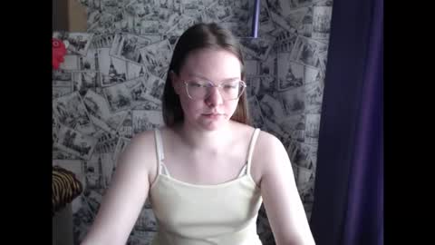 Snapshot of honey_mood chatting on 09/23/25, 08:28 Lina online show from 09/23/25, 08:28