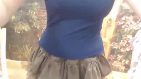 Snapshot of honeybaby2k chatting on 10/23/25, 12:48 honeybaby2k online show from 10/23/25, 12:48