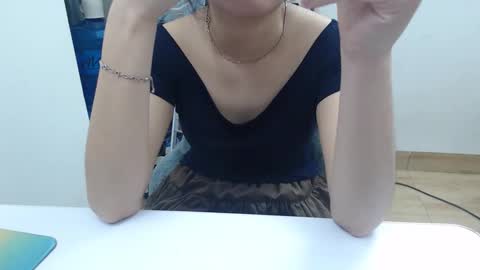 Snapshot of honeybaby2k chatting on 11/25/25, 02:44 honeybaby2k online show from 11/25/25, 02:44