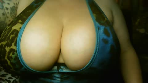 Snapshot of honeychambers chatting on 09/12/25, 10:21 honeychambers online show from 09/12/25, 10:21