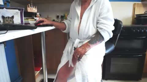 Snapshot of honeymaster290 chatting on 10/14/25, 01:56 honeymaster290 online show from 10/14/25, 01:56