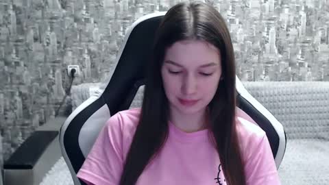 Snapshot of honeyynancyy chatting on 12/16/24, 12:06 Nancy online show from 12/16/24, 12:06