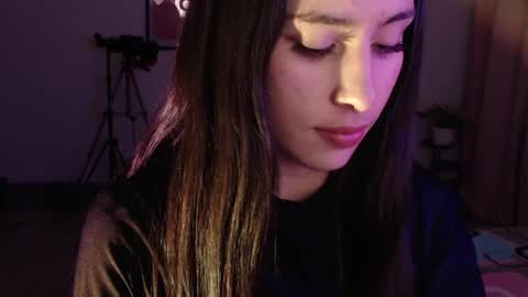 Snapshot of honeyypeaach chatting on 02/15/25, 01:31    online show from 02/15/25, 01:31