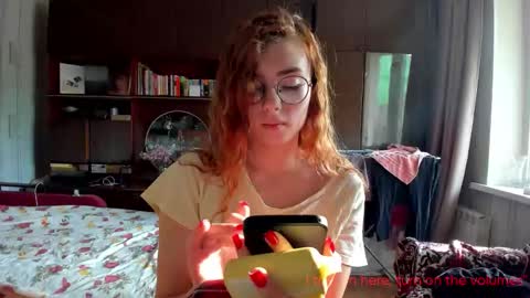 Snapshot of hoppypoppyy chatting on 09/17/25, 01:02 Bambi online show from 09/17/25, 01:02