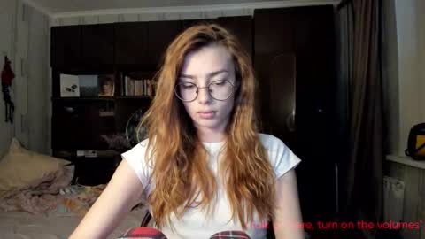 Snapshot of hoppypoppyy chatting on 10/13/25, 03:12 Bambi online show from 10/13/25, 03:12