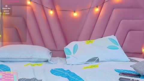 Snapshot of hornybarelylegalgirl chatting on 10/07/25, 12:46 Khloe online show from 10/07/25, 12:46