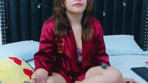 Snapshot of hornybarelylegalgirl chatting on 10/25/25, 12:23 Khloe online show from 10/25/25, 12:23