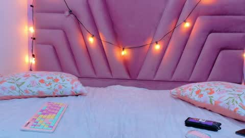 Snapshot of hornybarelylegalgirl chatting on 11/14/25, 01:21 Khloe online show from 11/14/25, 01:21