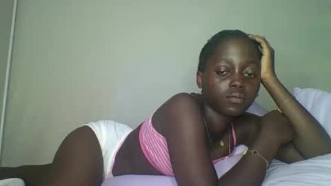 Snapshot of hornybella4 chatting on 10/30/25, 06:04 Bella online show from 10/30/25, 06:04