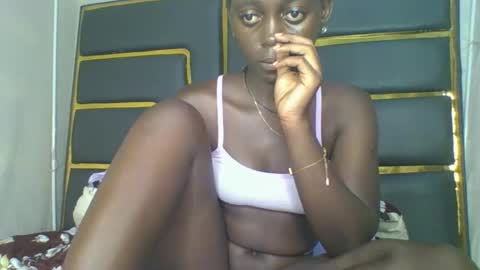 Snapshot of hornybella4 chatting on 10/31/25, 11:17 Bella online show from 10/31/25, 11:17