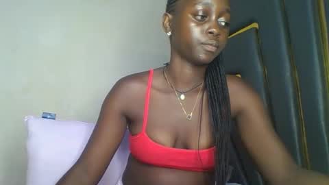 Snapshot of hornybella5 chatting on 12/02/25, 03:40 Bella online show from 12/02/25, 03:40