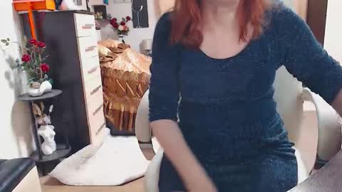 Snapshot of hornymomfuck chatting on 11/15/25, 06:37 Aimi online show from 11/15/25, 06:37