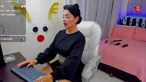 Snapshot of hot_beauty__ chatting on 01/05/25, 03:11 VALENTINA online show from 01/05/25, 03:11