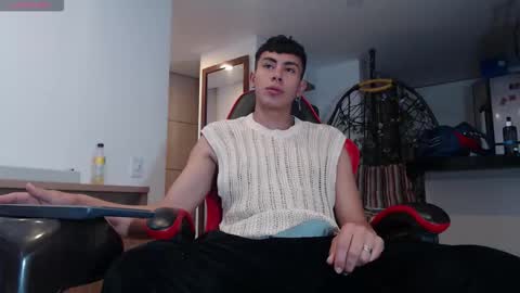 hot_twinks83 online show from 10/16/25, 12:39