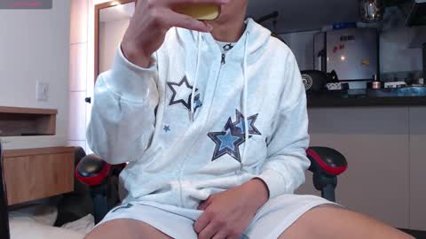 hot_twinks83 online show from 10/21/25, 12:06