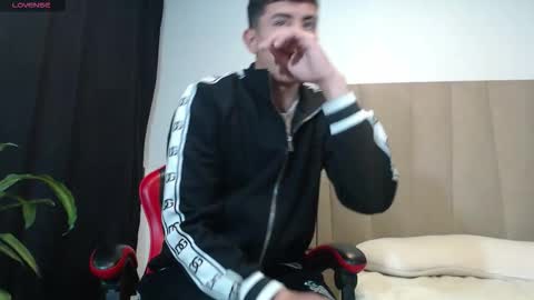 hot_twinks83 online show from 11/14/25, 09:52