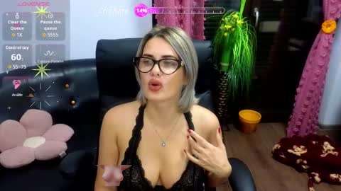 Snapshot of hotanalorena69 chatting on 11/01/25, 06:15 Lisa online show from 11/01/25, 06:15