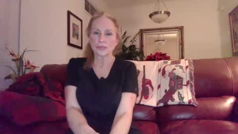 Snapshot of hotblondemilf1962 chatting on 12/13/24, 12:31 hotblondemilf1962 online show from 12/13/24, 12:31