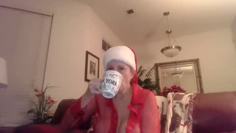 Snapshot of hotblondemilf1962 chatting on 12/22/24, 10:17 hotblondemilf1962 online show from 12/22/24, 10:17