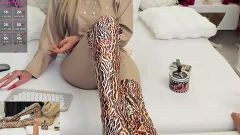 Snapshot of hotred69xxx chatting on 10/23/25, 02:49 Delya- online show from 10/23/25, 02:49