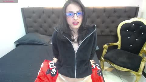 Snapshot of hottcandy21 chatting on 12/10/24, 08:27 HottCandy21 online show from 12/10/24, 08:27