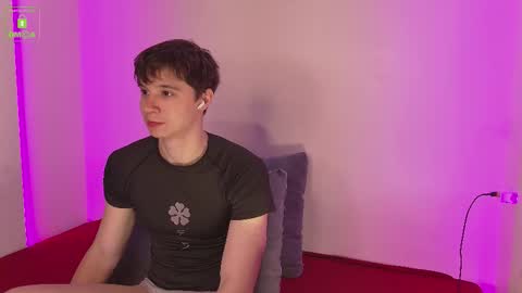 Snapshot of hugebangins_ chatting on 10/19/25, 04:35 ANTHONY online show from 10/19/25, 04:35