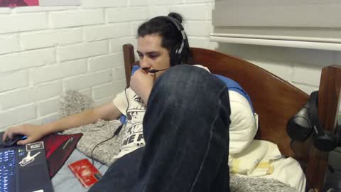 Snapshot of hungweeb chatting on 12/12/24, 03:43 Rod online show from 12/12/24, 03:43
