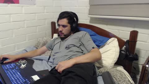 Snapshot of hungweeb chatting on 12/19/24, 03:07 Rod online show from 12/19/24, 03:07