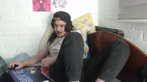 Snapshot of hungweeb chatting on 02/12/25, 04:12 Rod online show from 02/12/25, 04:12