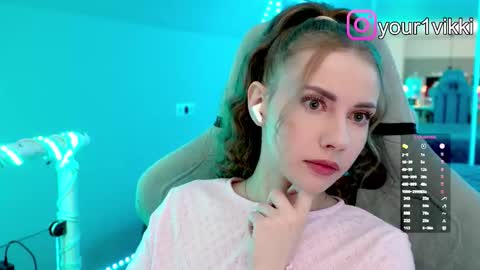 Snapshot of hustleebabyy_vikki chatting on 11/11/25, 10:10 Vika online show from 11/11/25, 10:10